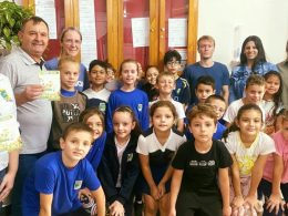 Estudantes do 3º ano da EMEF São Paulo visitam Prefeitura e entregam material sobre o Abril Verde