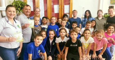 Estudantes do 3º ano da EMEF São Paulo visitam Prefeitura e entregam material sobre o Abril Verde