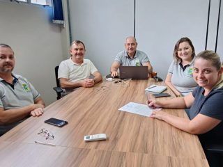 Administração municipal assina contrato com empresa ganhadora da licitação para construção de 20 casas populares em Santo Antônio do Planalto