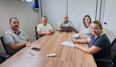 Administração municipal assina contrato com empresa ganhadora da licitação para construção de 20 casas populares em Santo Antônio do Planalto