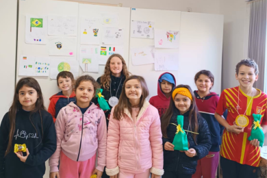 Crianças e adolescentes do Cras participam de atividade artística inspirada na Copa do Mundo