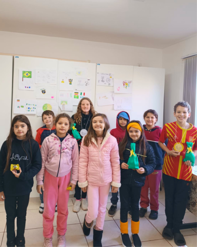 Crianças e adolescentes do Cras participam de atividade artística inspirada na Copa do Mundo