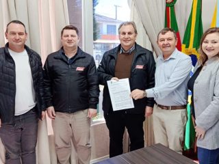 Prefeito Vilson Altmann entrega escritura de doação do terreno para a Catto Transportes