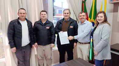 Prefeito Vilson Altmann entrega escritura de doação do terreno para a Catto Transportes