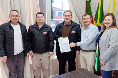 Prefeito Vilson Altmann entrega escritura de doação do terreno para a Catto Transportes
