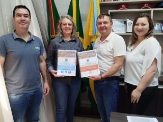Santo Antônio do Planalto recebe planos revisados de saneamento básico e resíduos sólidos