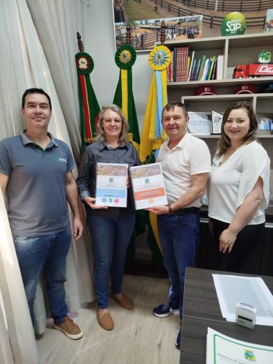Santo Antônio do Planalto recebe planos revisados de saneamento básico e resíduos sólidos