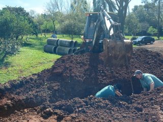 Secretaria de Obras instala tubulações para melhorar escoamento da água