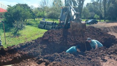 Secretaria de Obras instala tubulações para melhorar escoamento da água