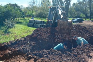 Secretaria de Obras instala tubulações para melhorar escoamento da água