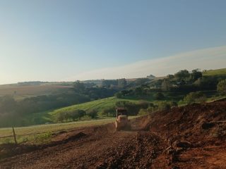 Secretaria de Obras realiza serviço de terraplanagem para apoiar bacia leiteira