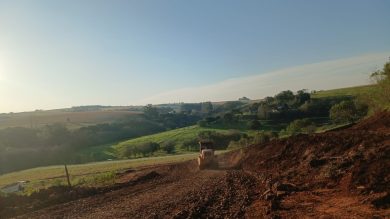 Secretaria de Obras realiza serviço de terraplanagem para apoiar bacia leiteira