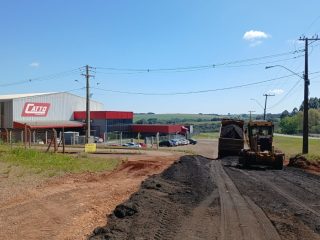 Aplicação de material fresado segue avançando em ruas de Santo Antônio do Planalto