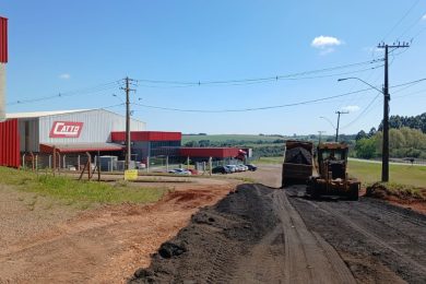 Aplicação de material fresado segue avançando em ruas de Santo Antônio do Planalto