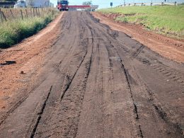 Prefeitura inicia aplicação de material fresado em 3 km de ruas municipais laterais da BR-386