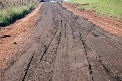 Prefeitura inicia aplicação de material fresado em 3 km de ruas municipais laterais da BR-386